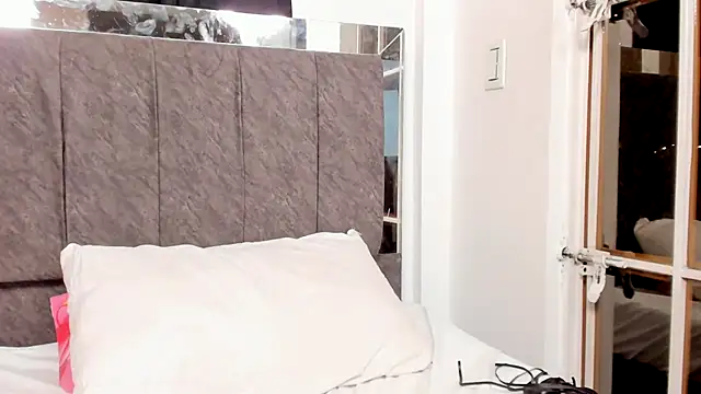 MiaKleinX webcam