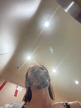 kiss_loo (F milf) - 户外脱裙子三分钟