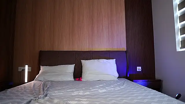 VikkiLustfull live sex cam