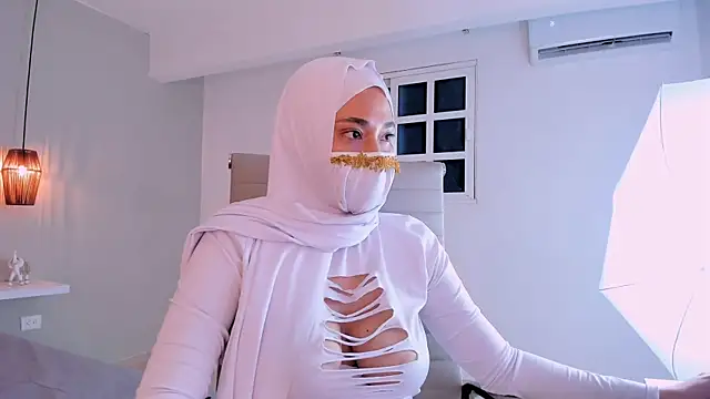 LittleNoor live cam on StripChat