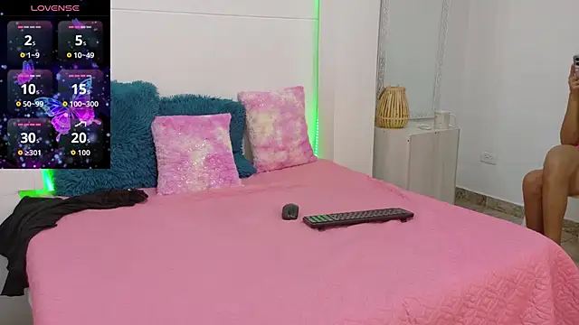 SamanthaLaurent live cam on StripChat