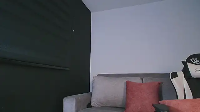 lara_reynolds live cam on StripChat