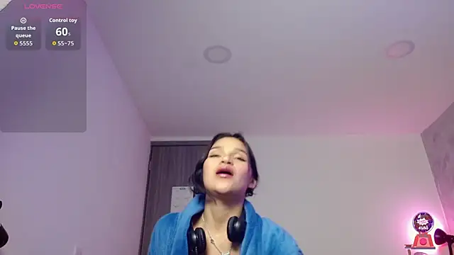 roxxi_2110 (F young) - milk on my face