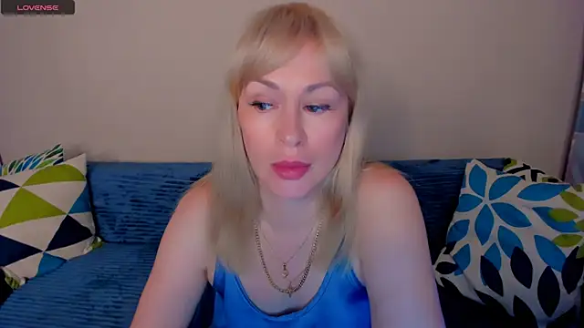 EllenMoore live cam on StripChat