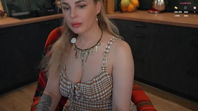 Lady--M webcam