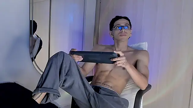 Mheysam_Youngerx webcam