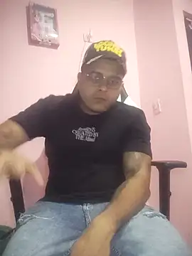 SaucyAffair0 live cam on StripChat