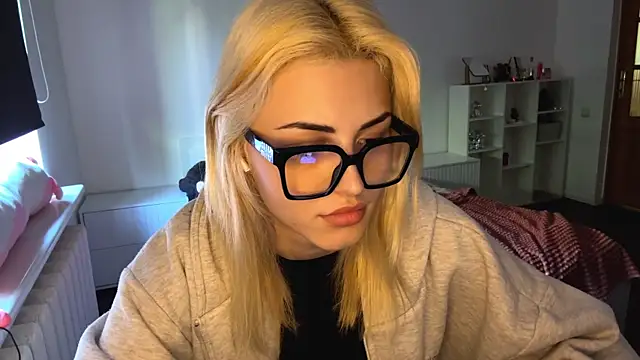 neweva_ (F teen) - Sexy teasing with a random body part :D