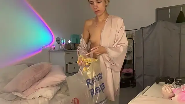 Naughtyblondex webcam