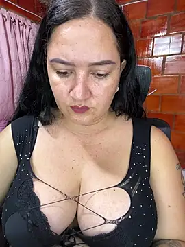 Fresita-12 live cam on StripChat