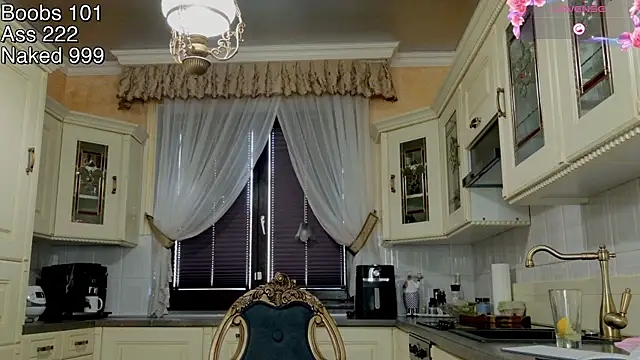 TUNDEROSE1 live cam on StripChat