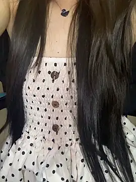 Yiyina_17 live cam on StripChat