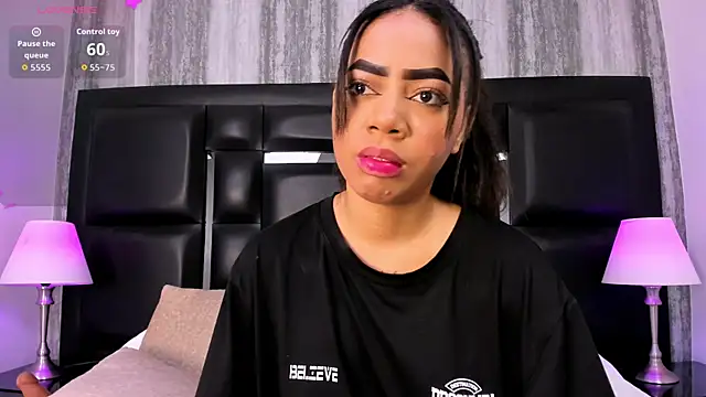 TyraKayne webcam