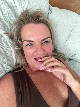 Holly-BlondeMILF44