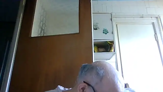 mariusica1@xh live cam on StripChat