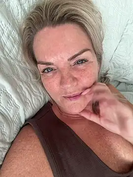 Holly-BlondeMILF44
