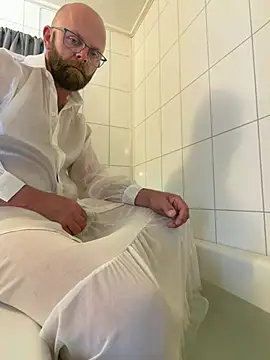 mrmoi1234 (Ask my age) - Cum in bathtub