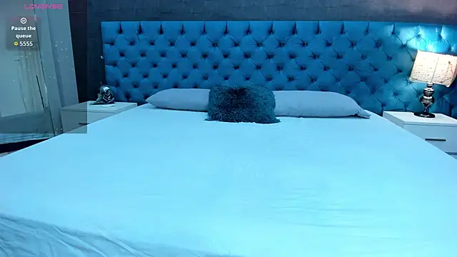 LunnaMoretti live cam on StripChat