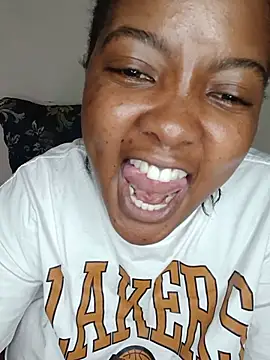 Kenza03 live cam on StripChat