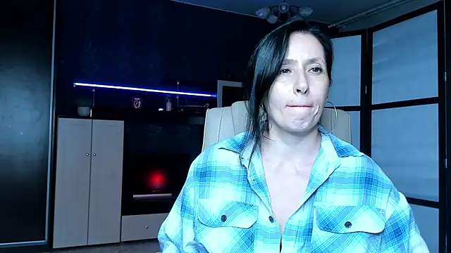 Lucky_Milf live cam on StripChat
