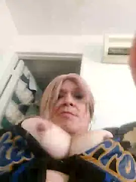 deedeedoll82222 live sex cam