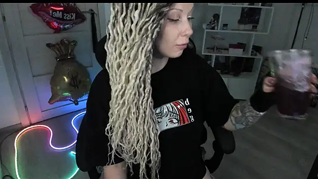 HoneySallyMoore live cam on StripChat
