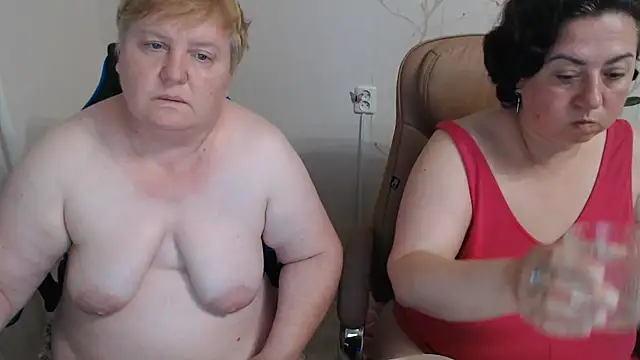 lindy-jeanie (G milf) - hot kiss and boobs