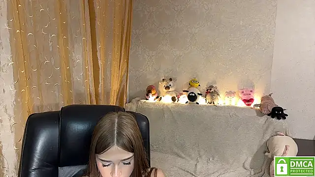 urcutiebunnyy (F teen) - Spray water at my breast