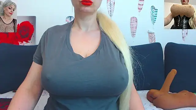 Playful_Golden_WOW webcam