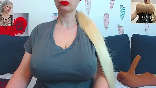 Playful_Golden_WOW webcam