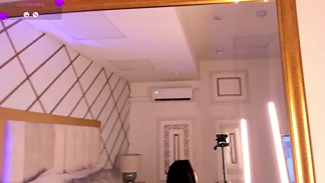 ZaraVesari webcam