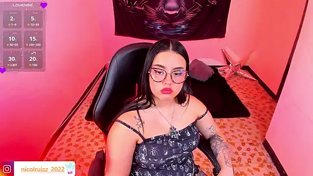 Nicolle_Ruizz live cam on StripChat