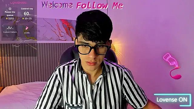 Dyla_n18 live cam on StripChat