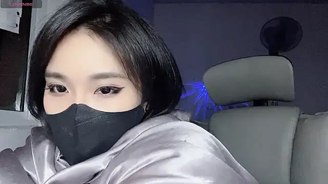 Tieu-May live cam on StripChat