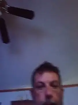 longerFellow live cam on StripChat
