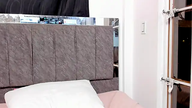 MiaKleinX webcam