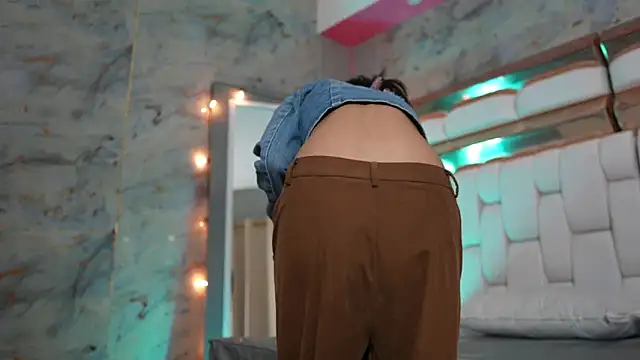 kinkylittlegirll live webcam show