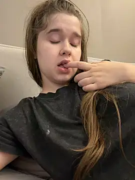 HornyGirlH live cam on StripChat