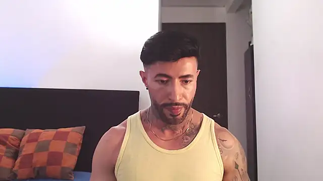 andrea_de_lucaa live cam on StripChat