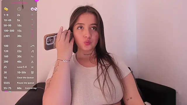 Sabrina_Lennox live cam on StripChat
