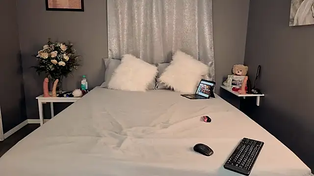 Hotbeebee webcam