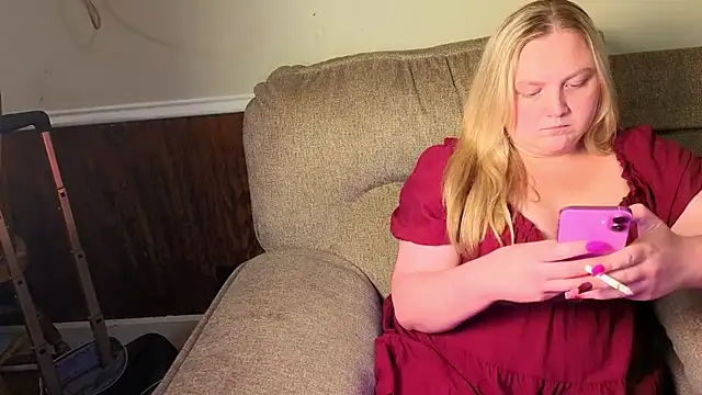PhatAssBlond live cam on StripChat