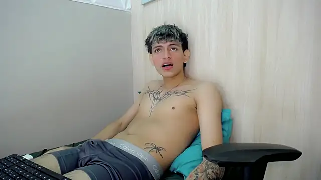 cody_juniorr_ (M twink) - NAKED IN BED🍆👀