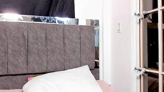 MiaKleinX webcam