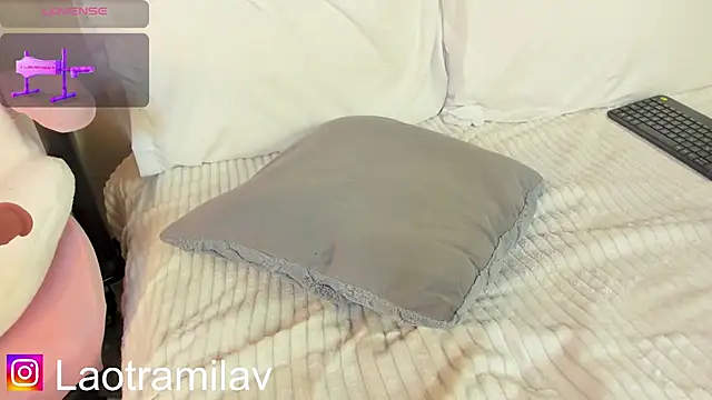 MilaVelour live cam on StripChat