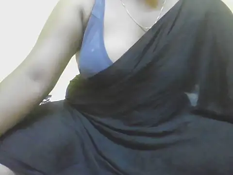 honeyqueen143 live cam on StripChat