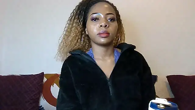DiamondLuv29 live cam on StripChat