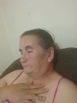 Johnnysgirl47 live cam on StripChat