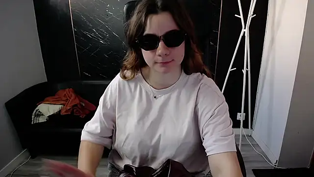 littleviki7 live cam on StripChat