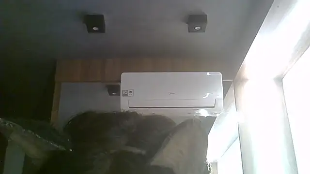 SkinnyKitten live cam on StripChat